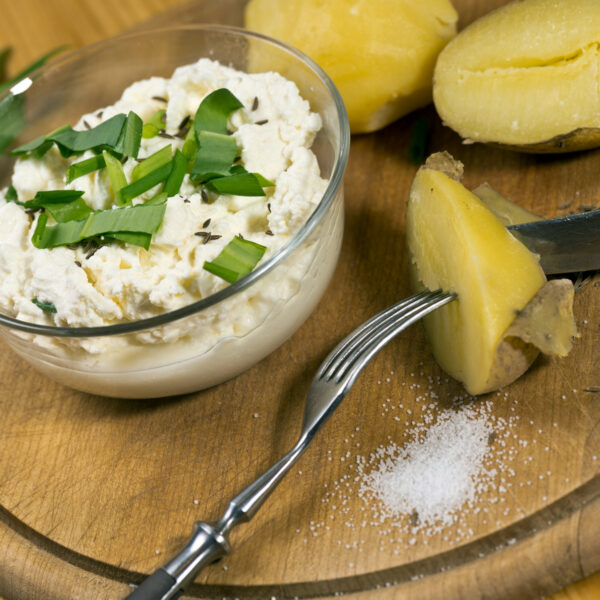 Weißer Käse mit Pellkartoffeln