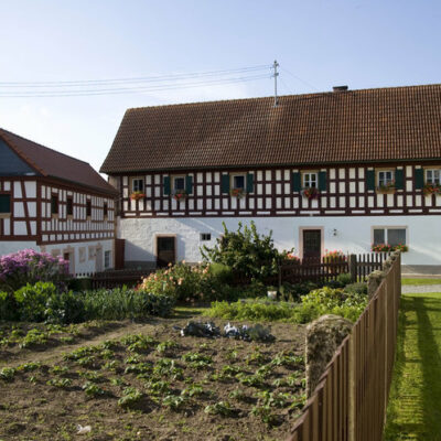 Harsdorf: Besuch in der Naturkräuterschmiede