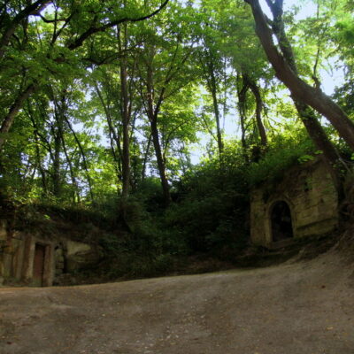 Haßberge: Wandern zwischen Weingenuss und Bierkultur - Erlebnistour vom Kreuzberg bei Dörfleins zur Helenenkapelle und den Bierkellern bei Kemmern