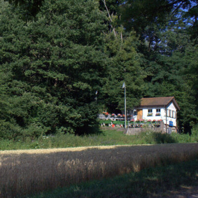 Haßberge: Wandern zwischen Weingenuss und Bierkultur - Erlebnistour vom Kreuzberg bei Dörfleins zur Helenenkapelle und den Bierkellern bei Kemmern