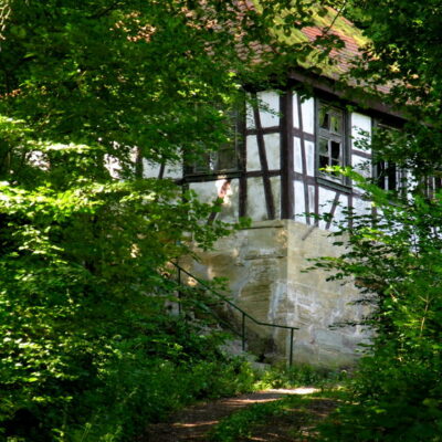 Haßberge: Wandern zwischen Weingenuss und Bierkultur - Erlebnistour vom Kreuzberg bei Dörfleins zur Helenenkapelle und den Bierkellern bei Kemmern