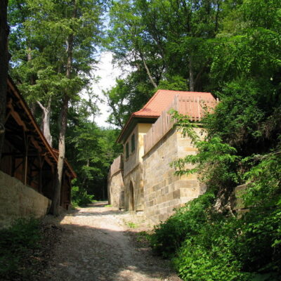 Haßberge: Wandern zwischen Weingenuss und Bierkultur - Erlebnistour vom Kreuzberg bei Dörfleins zur Helenenkapelle und den Bierkellern bei Kemmern