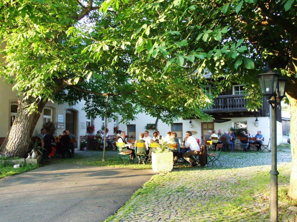 Waldgaststätte Steinhaus: Blick in den Biergarten