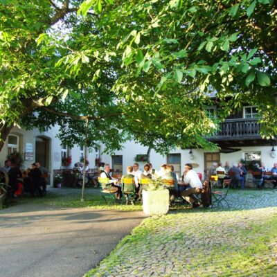 Waldgaststätte Steinhaus: Blick in den Biergarten