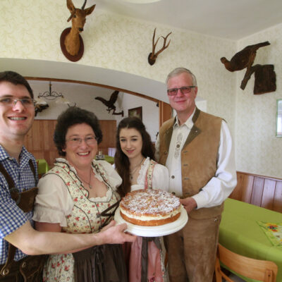 Waldgaststätte Steinhaus: Familie Wolf bietet hausgemachte Kuchen und Torten. Foto: Bessermann
