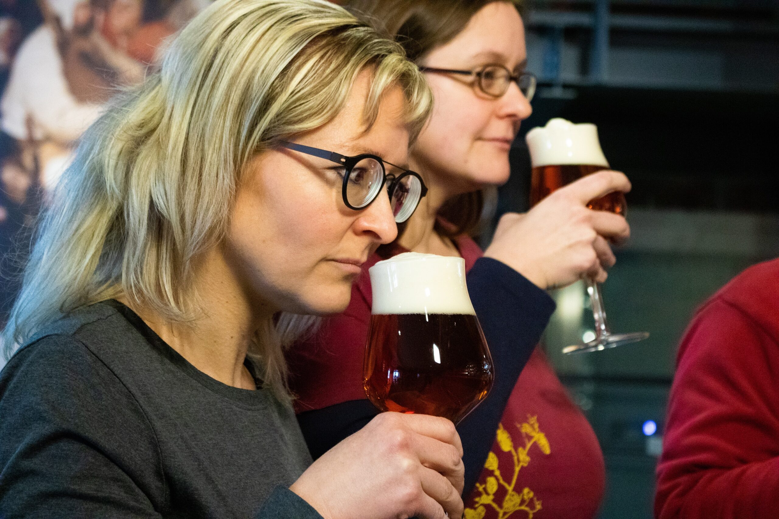 Menschen beim Biertrinken