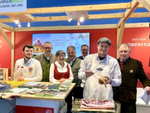 Fröhliche Gesichter am Oberfranken-Stand: Genussbotschafter Felix Bense, stell. IHK-Hauptgeschäftsführer Wolfram Brehm, Regierungspräsidentin Heidrun Piwernetz, Genussregions-Vorsitzender und Landrat von Kulmbach, Klaus Peter Söllner, der Wunsiedler Landrat Peter Berek, Wärschtlamo Marcus Traub und Bezirkstagspräsident Henry Schramm (von links).