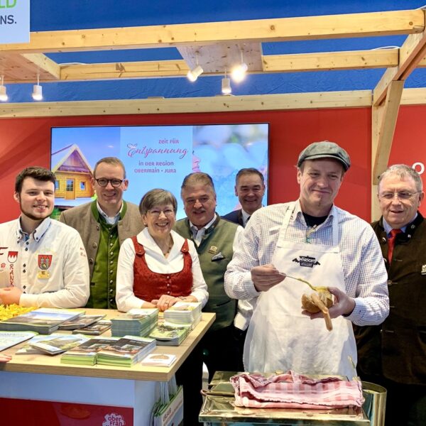 Fröhliche Gesichter am Oberfranken-Stand: Genussbotschafter Felix Bense, stell. IHK-Hauptgeschäftsführer Wolfram Brehm, Regierungspräsidentin Heidrun Piwernetz, Genussregions-Vorsitzender und Landrat von Kulmbach, Klaus Peter Söllner, der Wunsiedler Landrat Peter Berek, Wärschtlamo Marcus Traub und Bezirkstagspräsident Henry Schramm (von links).