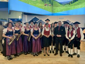 Begeisterte das Publikum in der Bayernhalle: der Musikverein Oberhaid mit Regierungspräsidentin Heidrun Piwernetz und Bezirkstagspräsident Henry Schramm.