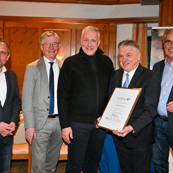 Fernseh- und Sternekoch Alexander Herrmann wurde nach der Torwartlegende des FC Bayern München, Jean-Marie Pfaff zum zweiten Genussbotschafter der Genussregion Oberfranken ernannt. Im Bild v.l. GHeimatminister Reinhard Glauber, Landrat Klaus Peter Söllner, Alexander Herrmann, sowie Norbert Heimbeck und Dr. Bernd Sauer von der Genussregion Oberfranken. Bild: Rinklef.