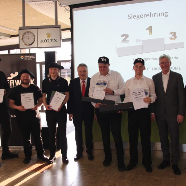 Die Sieger der Wettbewerbe BIERWERK und FLEISCHERSWERK mit OStR Marco Scherl (1.v.l.), Landrat KlausPeter Söllner (Mitte), Christian Herpich (2.v.r.) und OStD Alexander Battistella (1.v.r.) Foto: Berufsschule Kulmbach