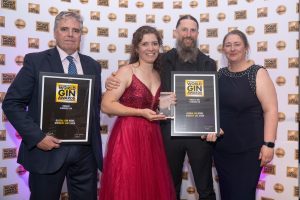 Der Weltbeste Flavoured Gin kommt aus Franken! Beatrice Burkart und Marcel Völkel(Mitte) von Sacks Destille in Wirsberg freuen sich über die Auszeichnung bei den WorldGin Awards in London.Foto: privat