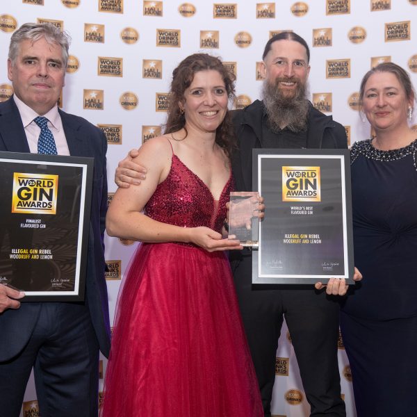 Der Weltbeste Flavoured Gin kommt aus Franken! Beatrice Burkart und Marcel Völkel (Mitte) von Sacks Destille in Wirsberg freuen sich über die Auszeichnung bei den World Gin Awards in London. Foto: privat