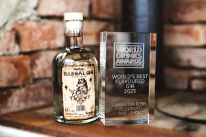 Doppelter Erfolg für den Illegal Gin Rebel aus Wirsberg. In der Kategorie „Flavoured Gin“holte er bei den World Gin Awards sowohl den Landessieg als auch die Auszeichnungals Weltbester! Foto: privat